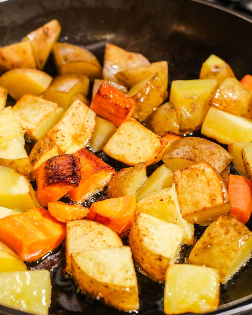 Frying carrots and potatoes