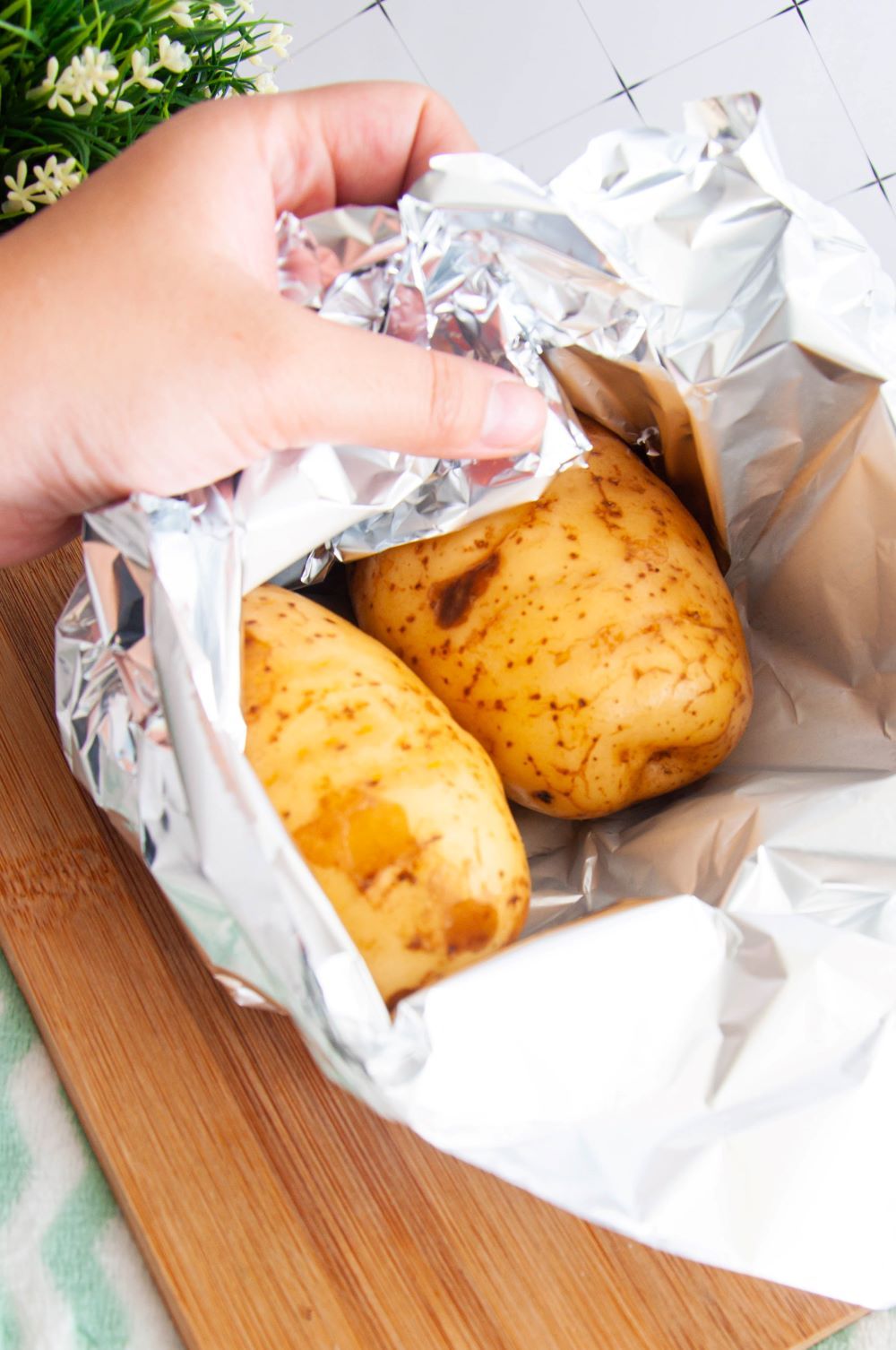 Removing the potatoes from the foil 
