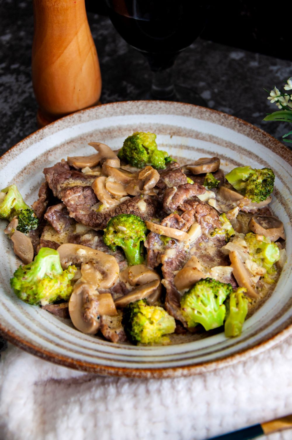 Appetizing Creamy Beef Broccoli and Mushroom Steak