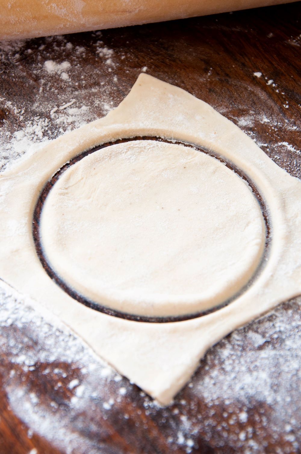 Cutting out circle from the dough